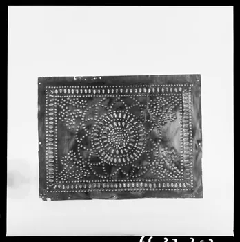 Alain Guey photographie Plaque de garde manger. Plaque métallique ajourée avec rosaces et rinceaux Ile-de-France, France 1966/7/1-1966/8/31 Ph.1966.37.202 Photo