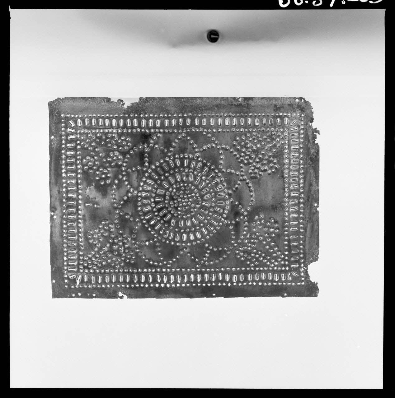 Alain Guey photographie Plaque de garde manger. Plaque métallique ajourée avec rosaces et rinceaux Ile-de-France, France 1966/7/1-1966/8/31 Ph.1966.37.203 Photo