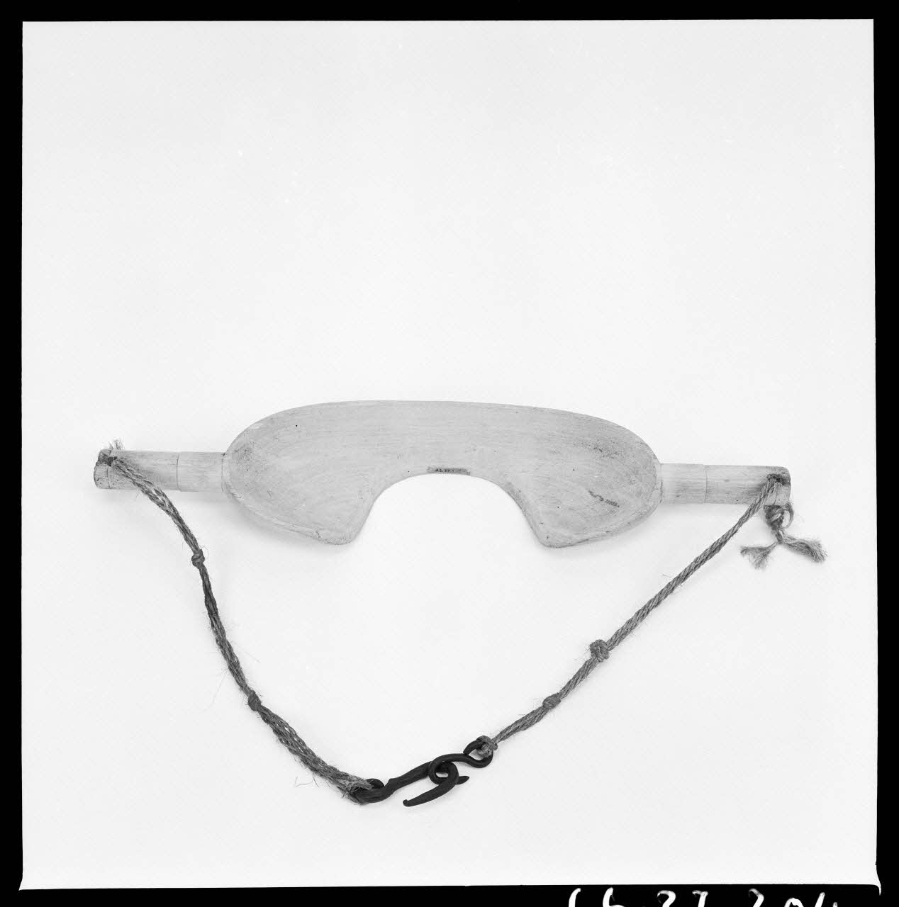 Alain Guey photographie Joug pour porter les seaux Ile-de-France, France 1966/7/1-1966/8/31 Ph.1966.37.204 Photo