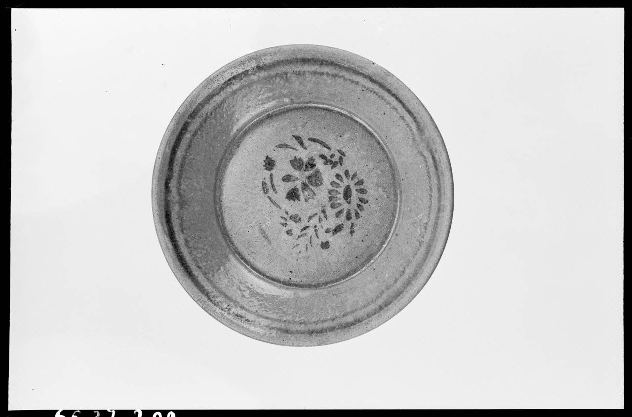 Alain Guey photographie Assiette décorée au pochoir Ile-de-France, France 1966/7/1-1966/8/31 Ph.1966.37.209 Photo