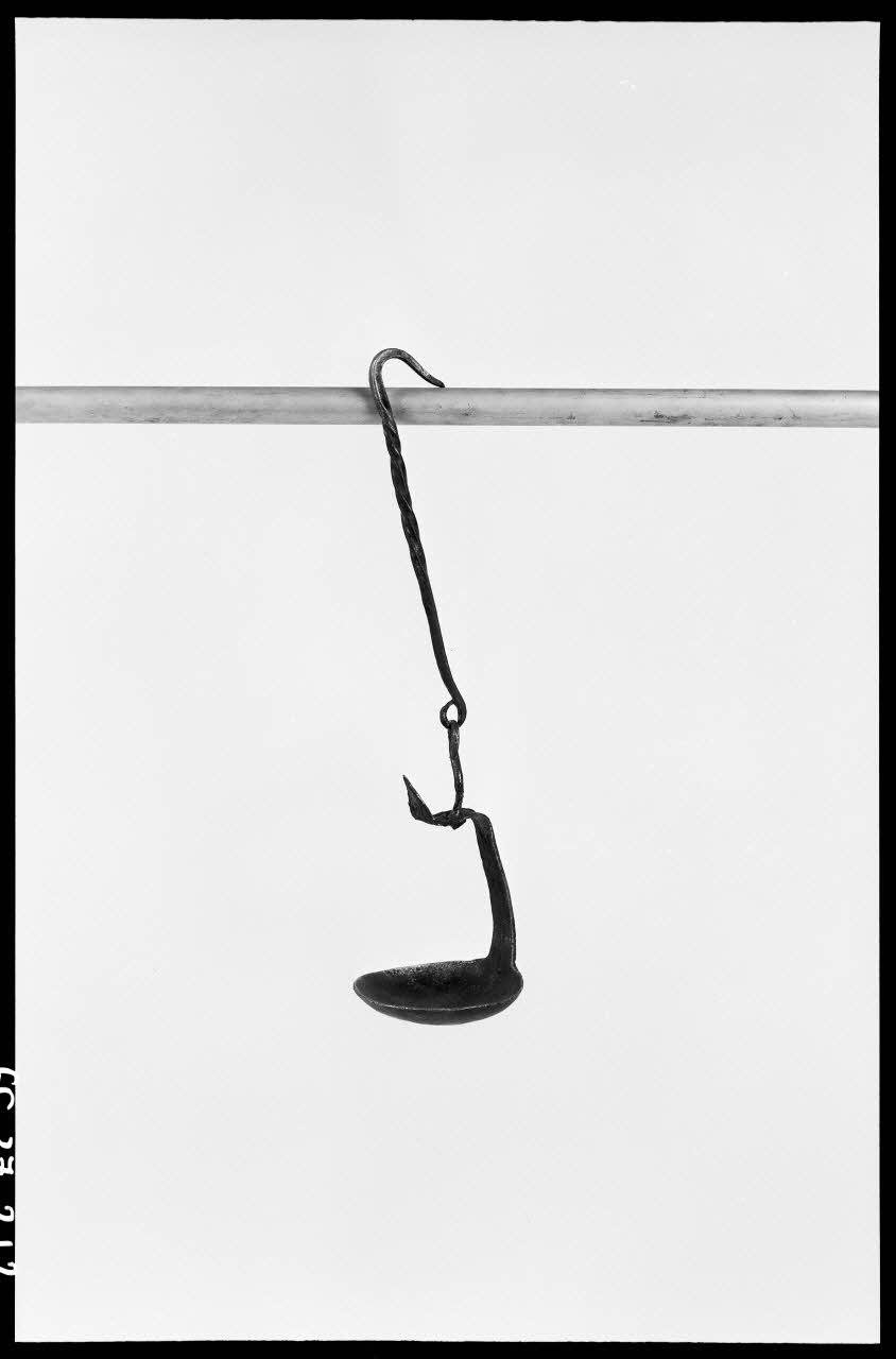 Alain Guey photographie Lampe à huile en fer Ile-de-France, France 1966/7/1-1966/8/31 Ph.1966.37.212 Photo