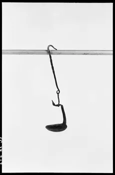 Alain Guey photographie Lampe à huile en fer Ile-de-France, France 1966/7/1-1966/8/31 Ph.1966.37.212 Photo