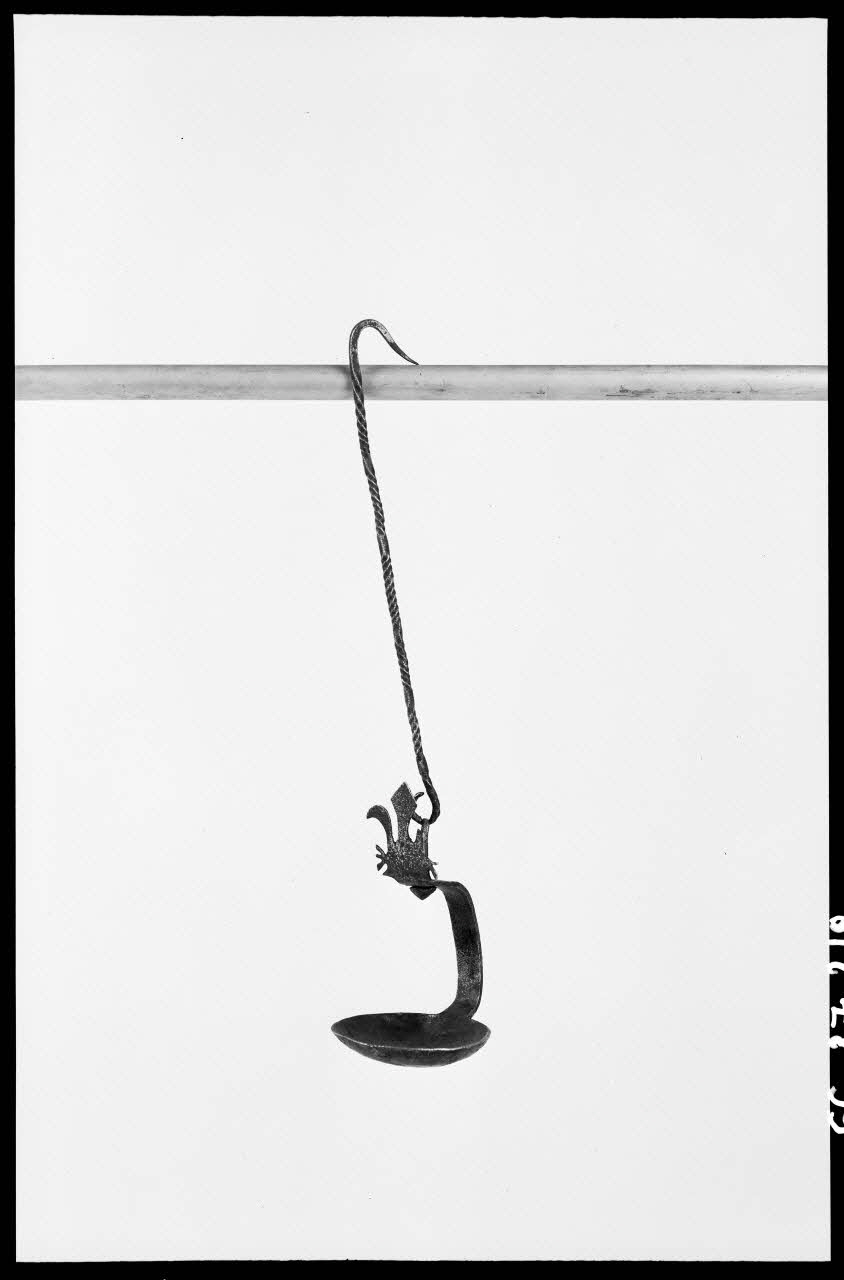 Alain Guey photographie Lampe à huile en fer Ile-de-France, France 1966/7/1-1966/8/31 Ph.1966.37.218 Photo