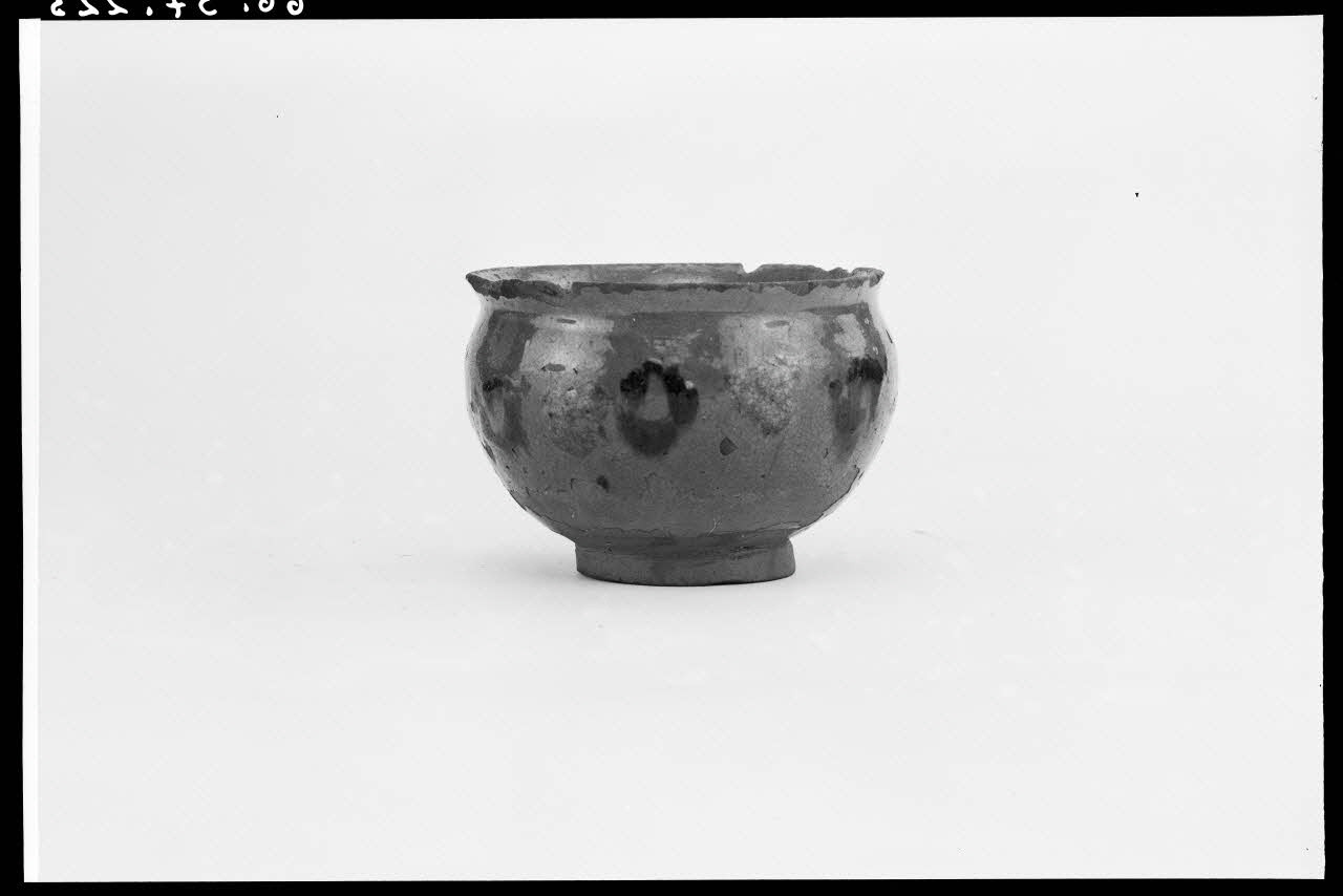 Alain Guey photographie Petit bol en émail brun Ile-de-France, France 1966/7/1-1966/8/31 Ph.1966.37.223 Photo