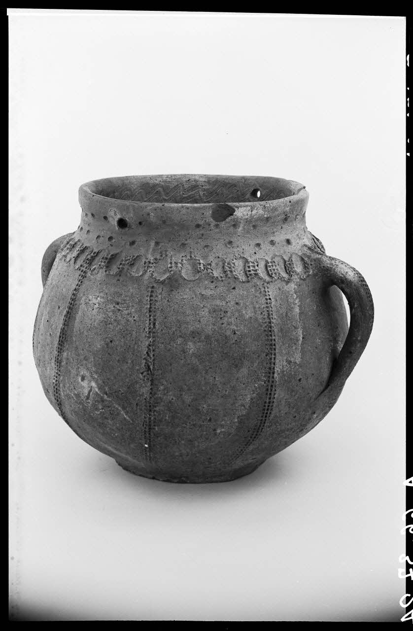 Alain Guey photographie Charnier. Poterie à deux anses à décor appliqué. Chapelle des Pots (Charente-Maritime) s.d. Ile-de-France, France 1966/7/1-1966/8/31 Ph.1966.37.24 Photo