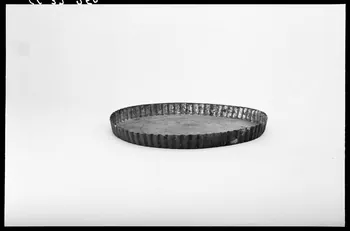 Alain Guey photographie Tartière. Moule à tarte en fer Ile-de-France, France 1966/7/1-1966/8/31 Ph.1966.37.250  Photo