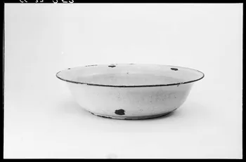 Alain Guey photographie Cuvette en émail blanc Ile-de-France, France 1966/7/1-1966/8/31 Ph.1966.37.252 Photo