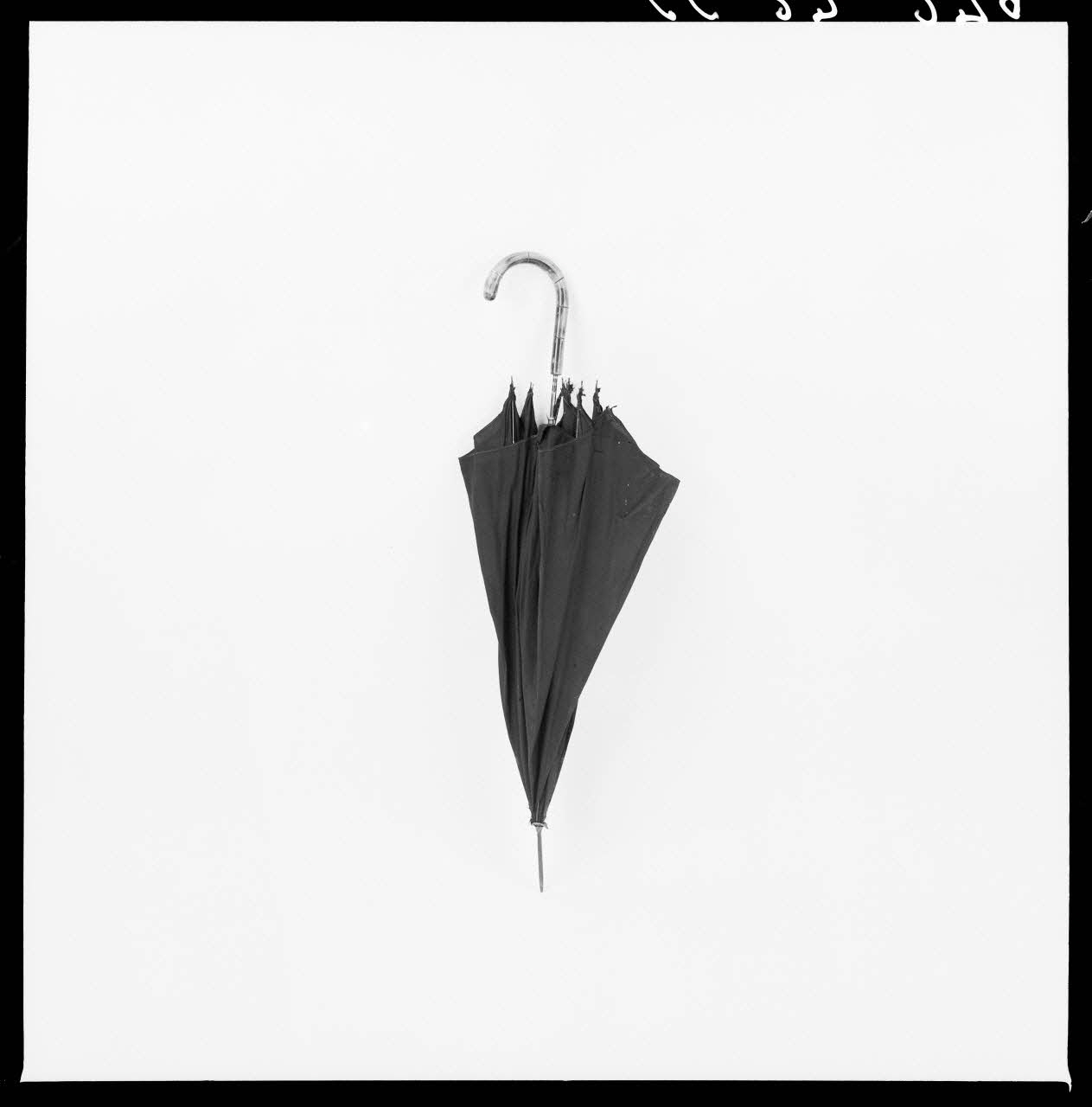 Alain Guey photographie Parapluie Ile-de-France, France 1966/7/1-1966/8/31 Ph.1966.37.279 Photo