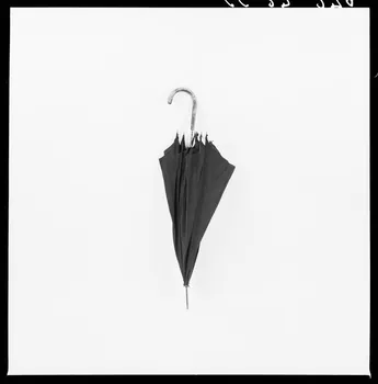 Alain Guey photographie Parapluie Ile-de-France, France 1966/7/1-1966/8/31 Ph.1966.37.279 Photo