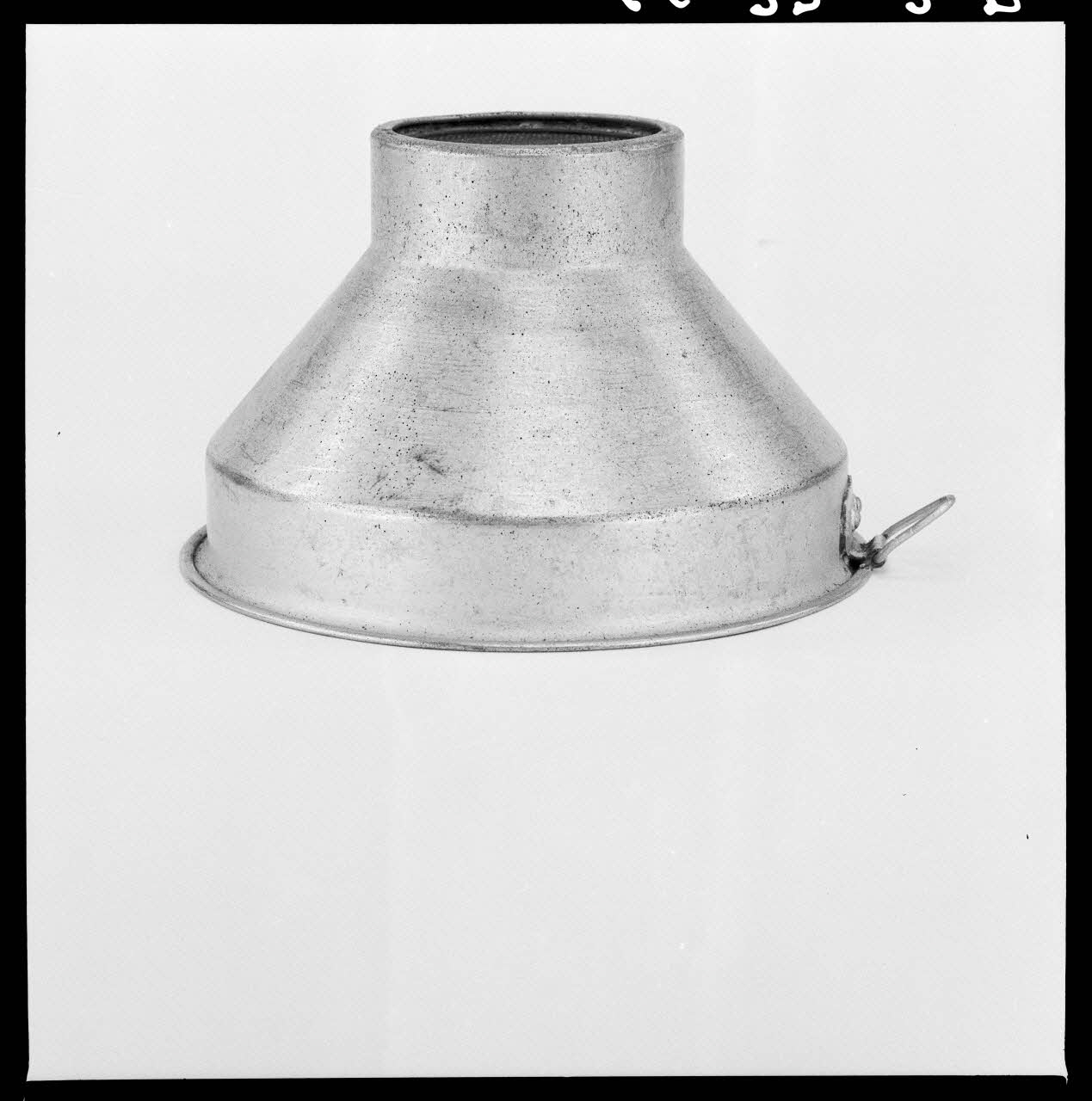 Alain Guey photographie Passoire à lait. Entonnoir en métal Ile-de-France, France 1966/7/1-1966/8/31 Ph.1966.37.307 Photo