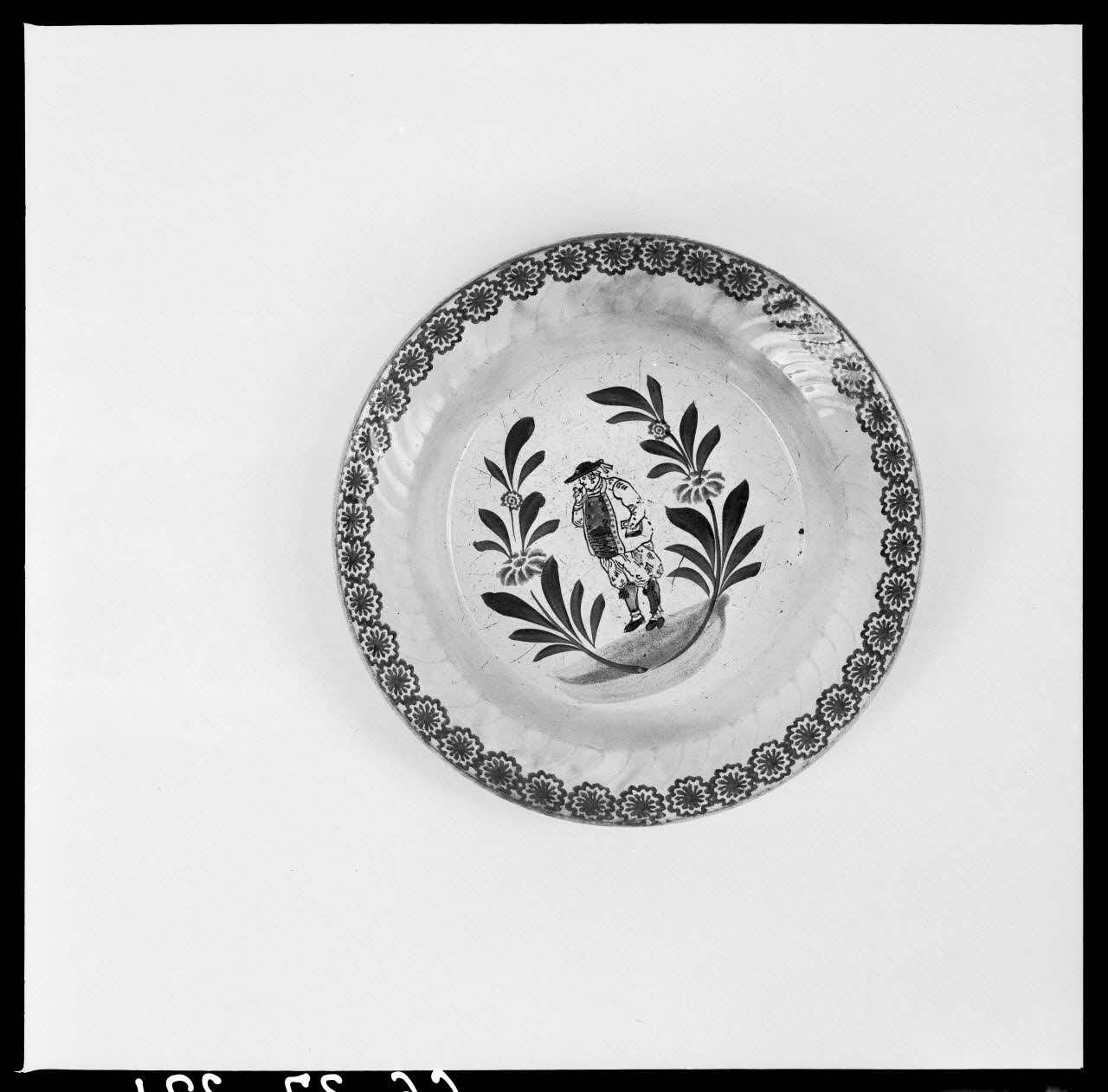 Alain Guey photographie Assiette avec personnage encadré de palmes Ile-de-France, France 1966/7/1-1966/8/31 Ph.1966.37.321 Photo