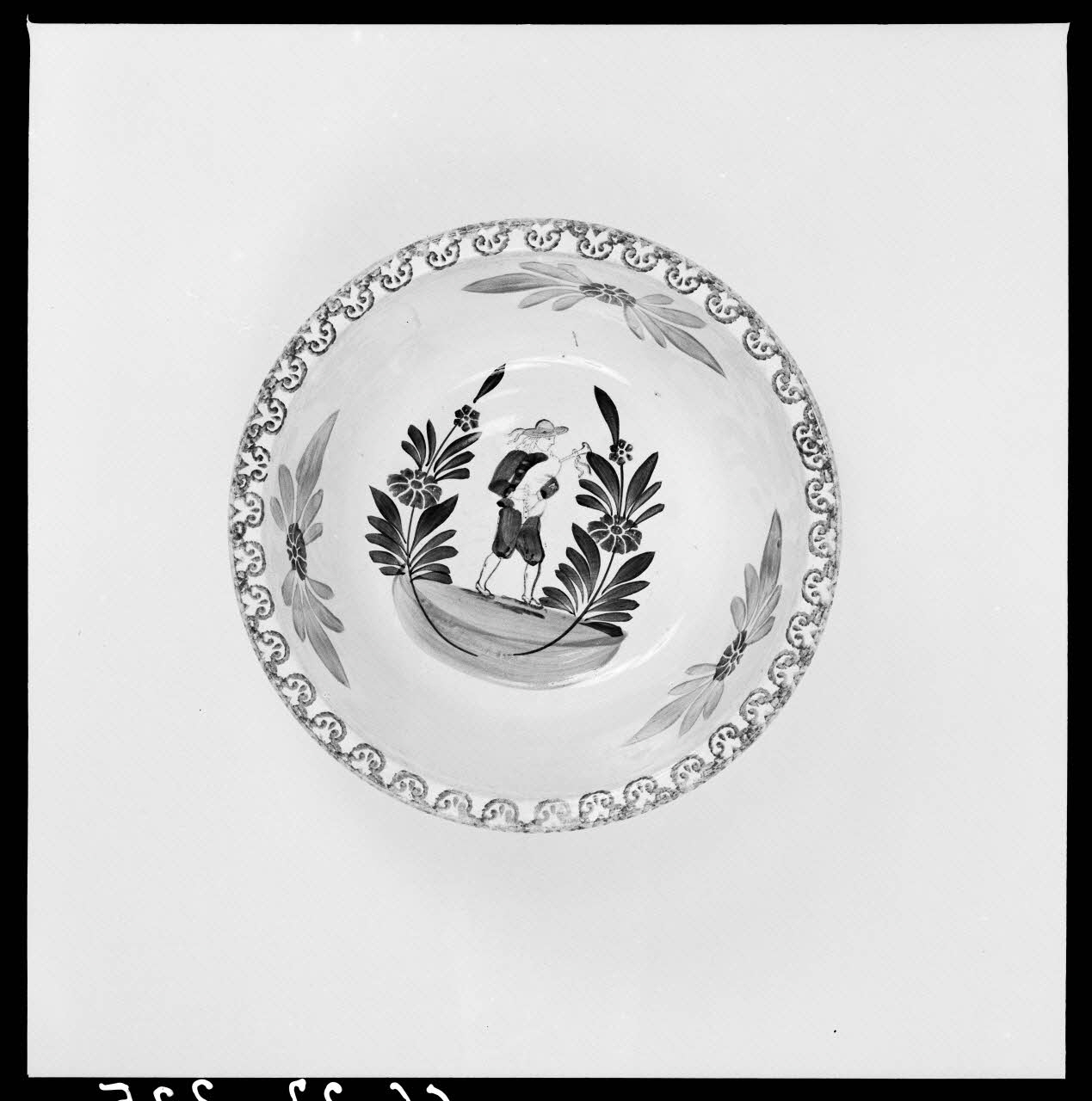Alain Guey photographie Assiette décorée d'un breton jouant de la cornemuse entouré de palmes Ile-de-France, France 1966/7/1-1966/8/31 Ph.1966.37.325 Photo