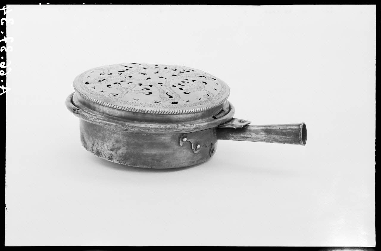 Alain Guey photographie Bassinoire en cuivre Ile-de-France, France 1966/7/1-1966/8/31 Ph.1966.37.34 Photo