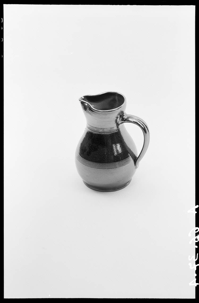 Alain Guey photographie Broc à cidre. Pot à anse latérale en grès émaillé Ile-de-France, France 1966/7/1-1966/8/31 Ph.1966.37.4 Photo