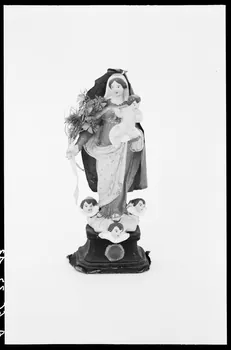 Alain Guey photographie Vierge à l'Enfant avec trois angelots à ses pieds Ile-de-France, France 1966/7/1-1966/8/31 Ph.1966.37.43 Photo