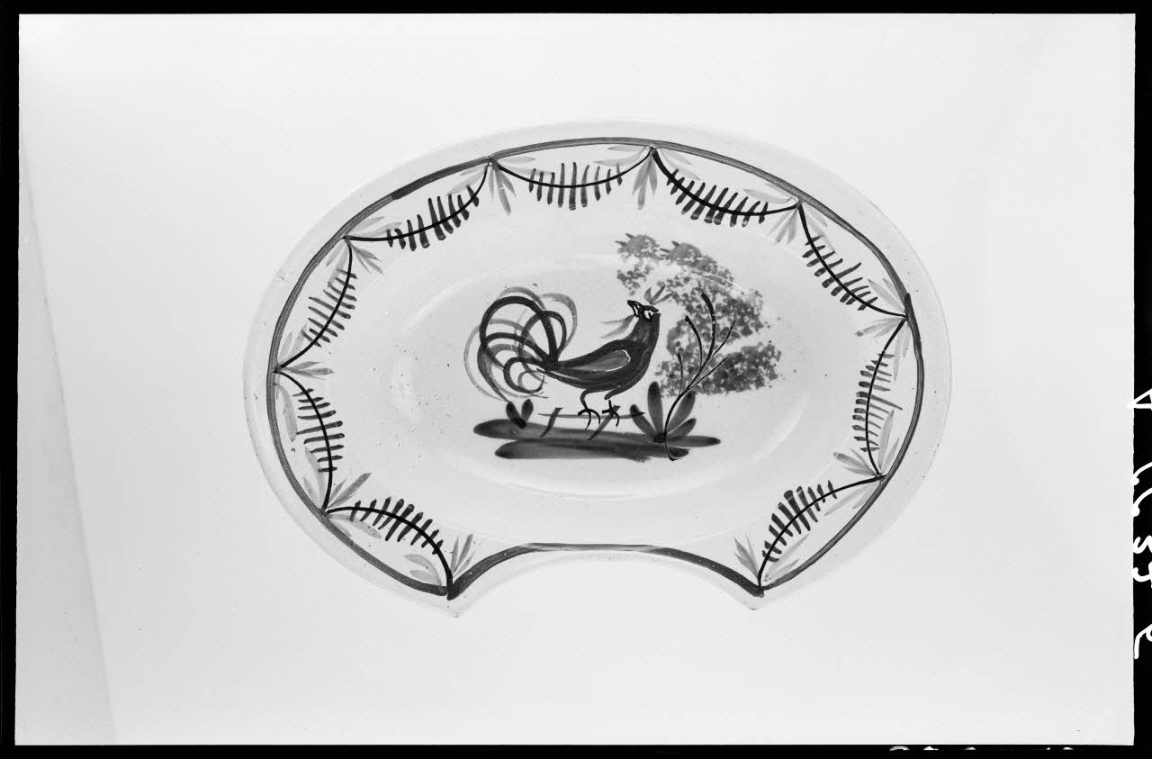 Alain Guey photographie Plat à barbe en faïence polychrome Ile-de-France, France 1966/7/1-1966/8/31 Ph.1966.37.5 Photo