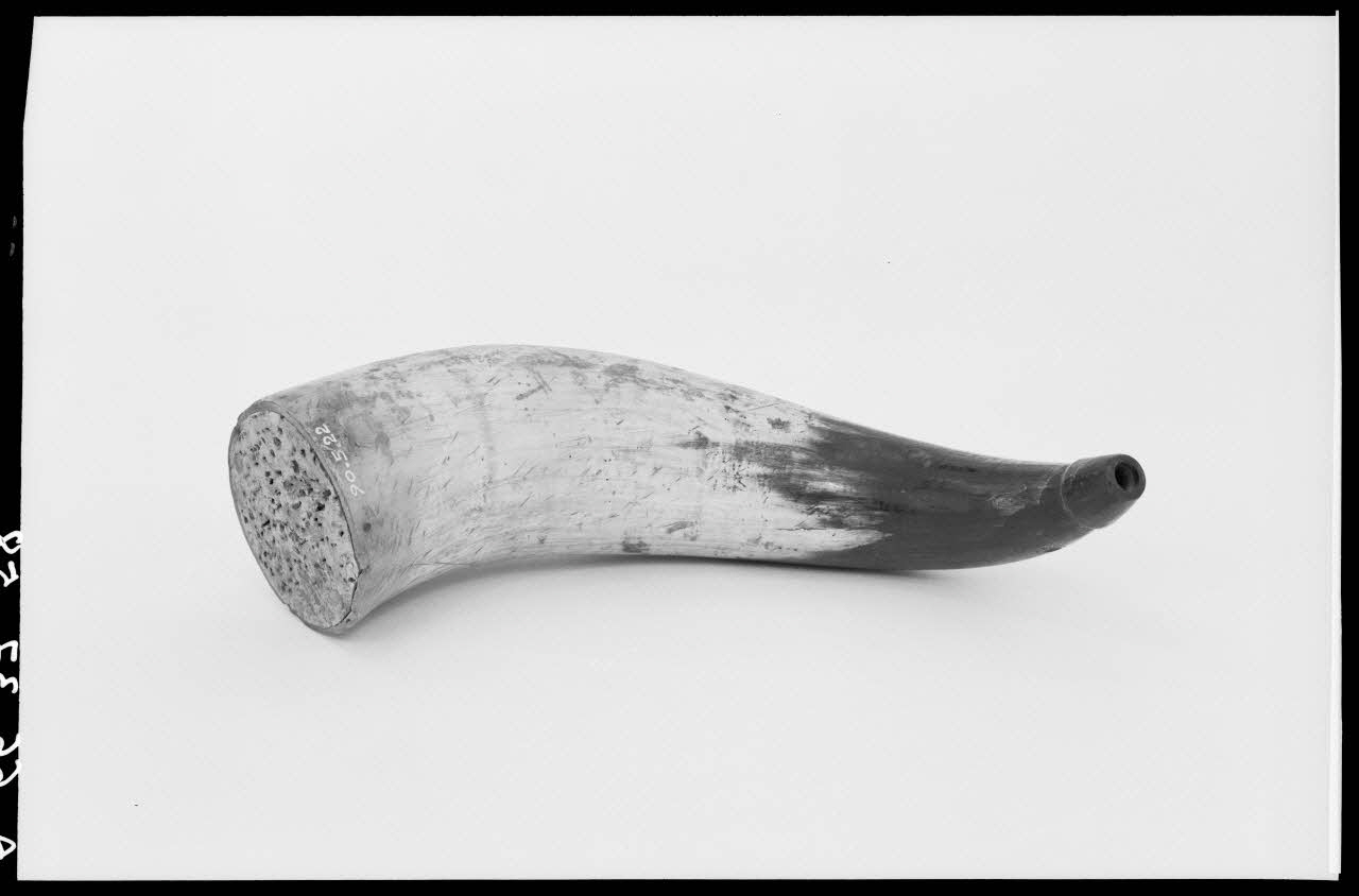 Alain Guey photographie Poire à poudre. Corne Ile-de-France, France 1966/7/1-1966/8/31 Ph.1966.37.58 Photo