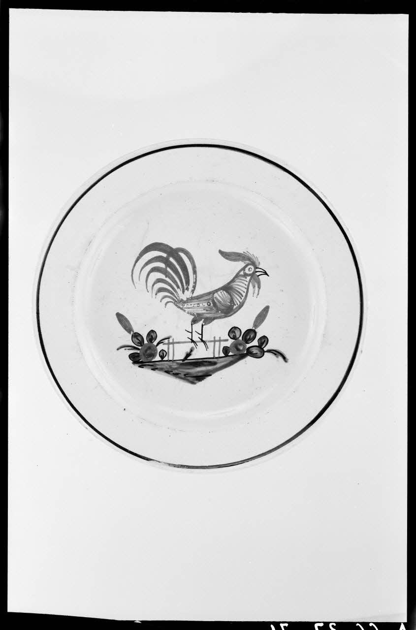Alain Guey photographie Assiette à décor de coq Ile-de-France, France 1966/7/1-1966/8/31 Ph.1966.37.71 Photo