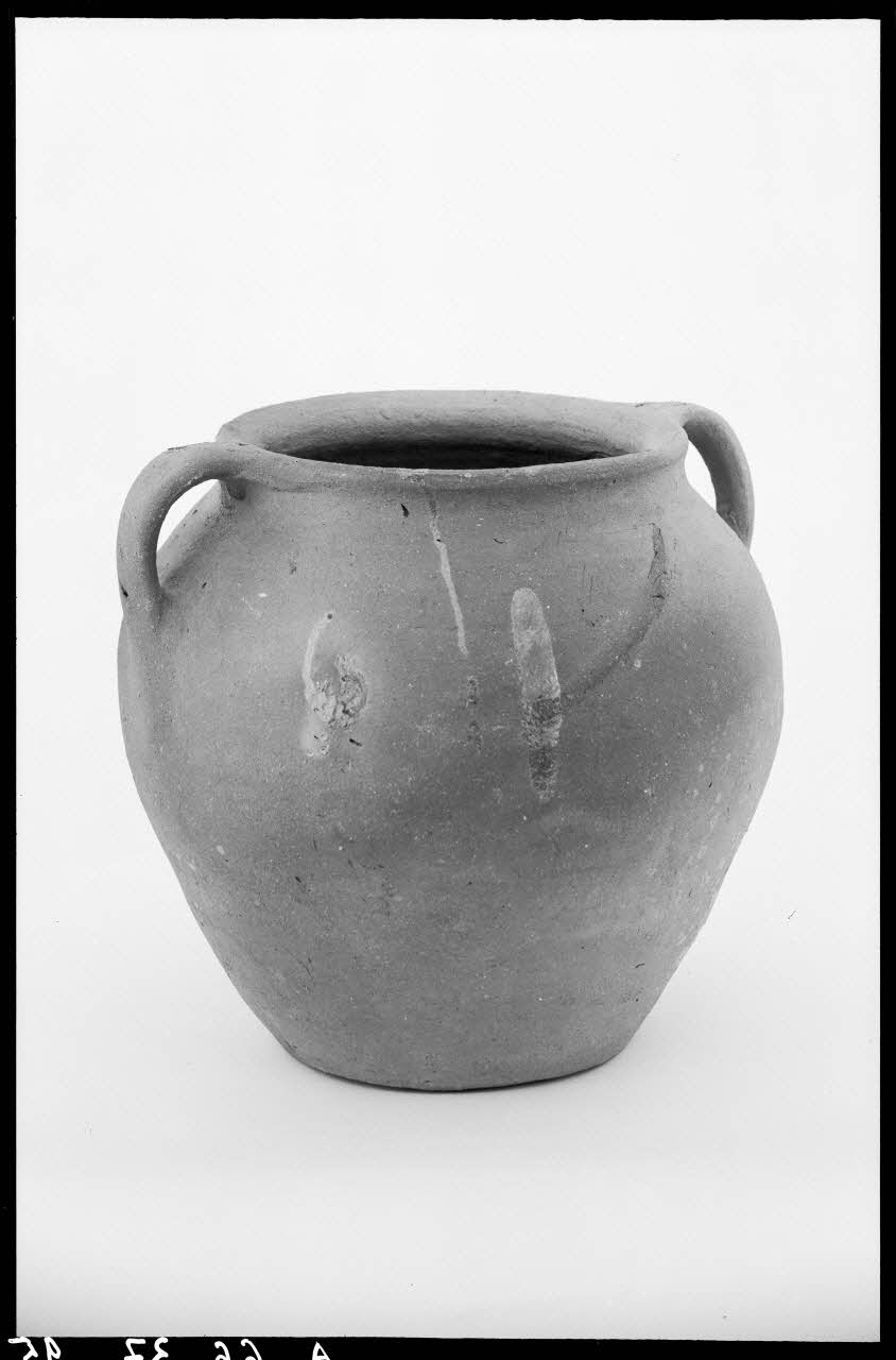 Alain Guey photographie Pot à soupe à deux anses Ile-de-France, France 1966/7/1-1966/8/31 Ph.1966.37.95 Photo
