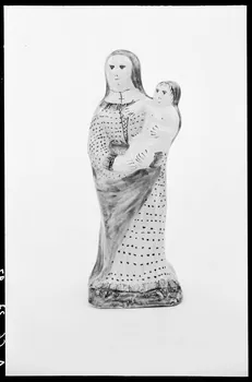 Alain Guey photographie Vierge en faïence polychrome Ile-de-France, France 1966/7/1-1966/8/31 Ph.1966.37.97 Photo