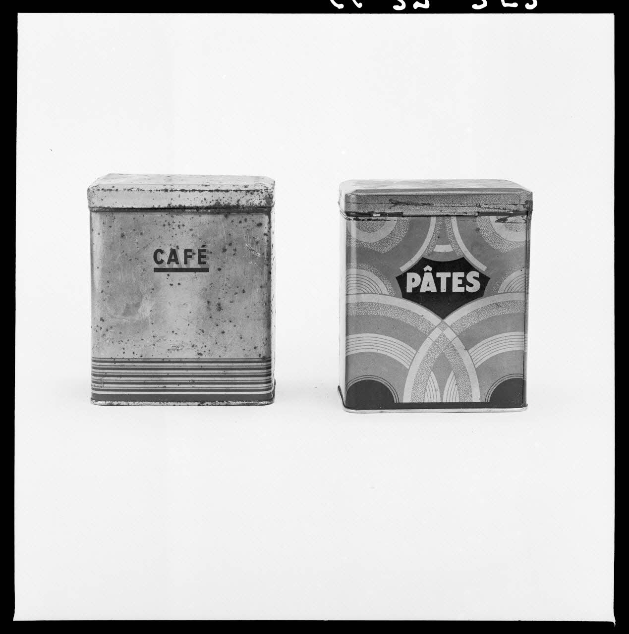 Alain Guey photographie Boîtes à épices publicitaires Ile-de-France, France 1966/7/1-1966/8/31 Ph.1966.37.353 Photo