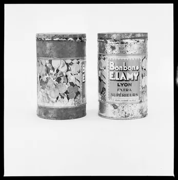 Alain Guey photographie Boîtes à épices publicitaire pour les bonbons ? Ile-de-France, France 1966/7/1-1966/8/31 Ph.1966.37.354  Photo