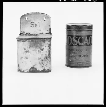 Alain Guey photographie Boîte à sel et boîte de Phoscao Ile-de-France, France 1966/7/1-1966/8/31 Ph.1966.37.355 Photo