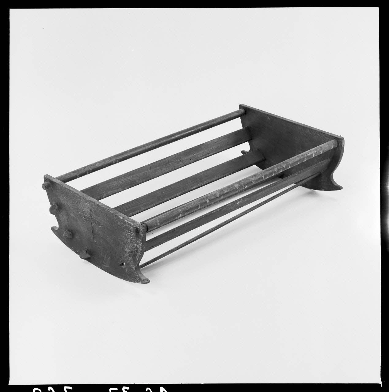 Alain Guey photographie Berceau de baptême sur patins courbés provenant des Vosges Ile-de-France, France 1966/7/1-1966/8/31 Ph.1966.37.362 Photo