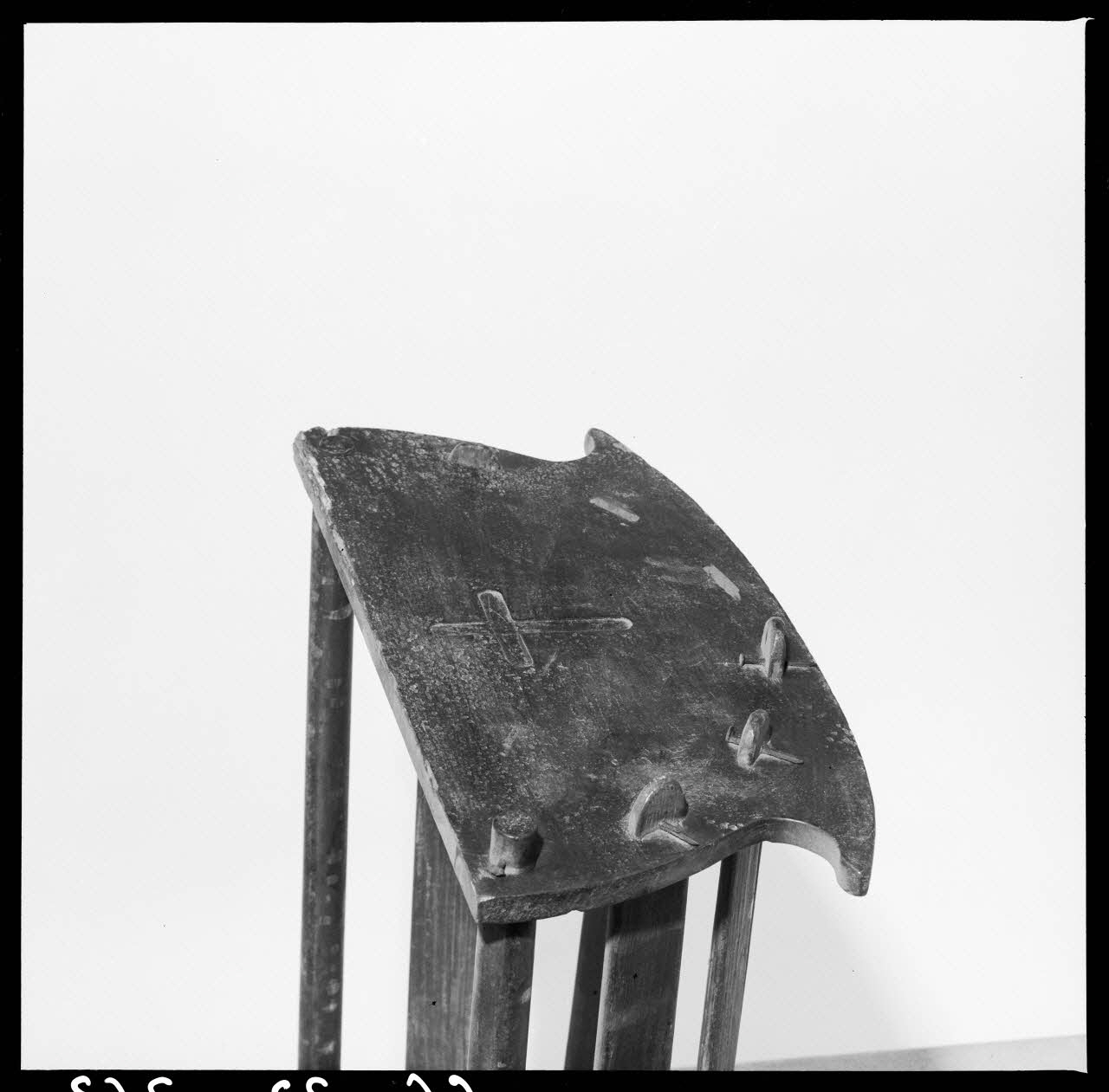 Alain Guey photographie Berceau de baptême sur patins courbés provenant des Vosges (vue de face, détail) Ile-de-France, France 1966/7/1-1966/8/31 Ph.1966.37.363 Photo