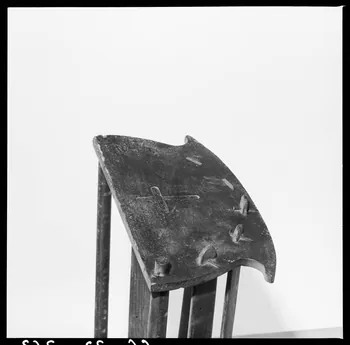 Alain Guey photographie Berceau de baptême sur patins courbés provenant des Vosges (vue de face, détail) Ile-de-France, France 1966/7/1-1966/8/31 Ph.1966.37.363  Photo