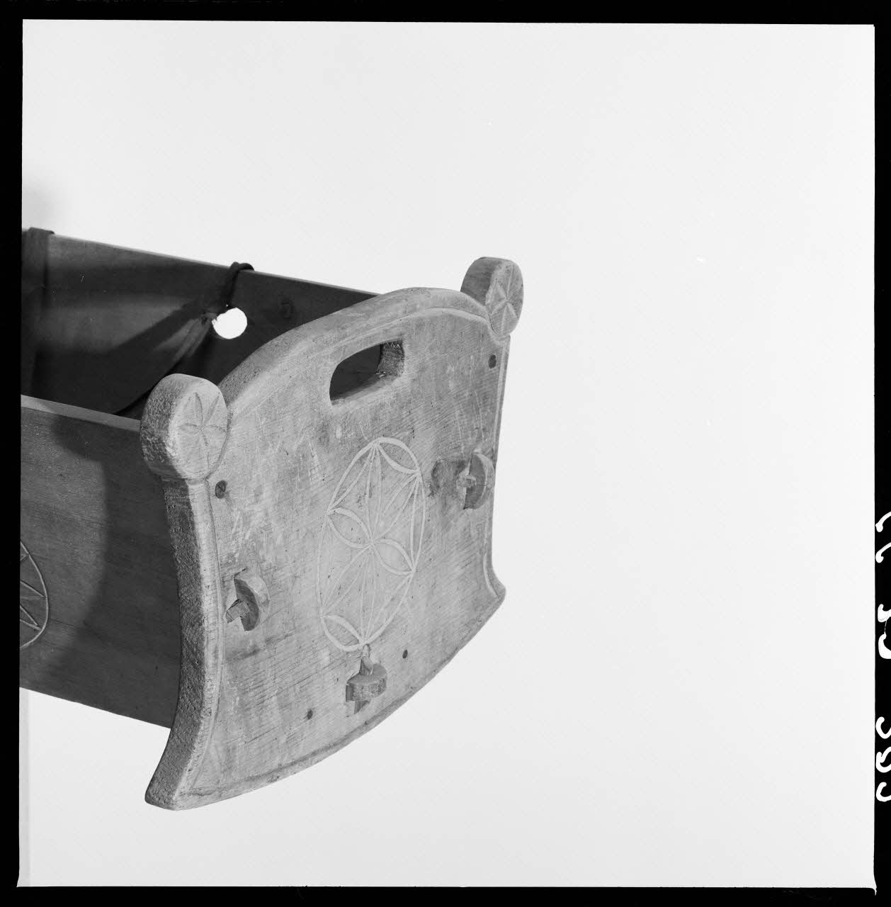 Alain Guey photographie Berceau à rosaces daté de 1930. Vue d'une face Ile-de-France, France 1966/7/1-1966/8/31 Ph.1966.37.383 Photo
