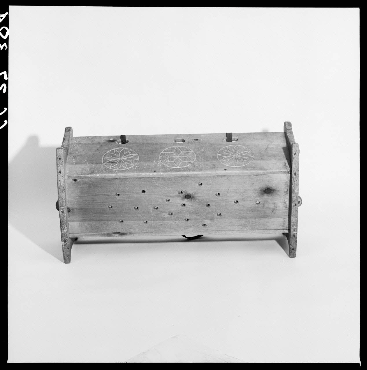 Alain Guey photographie Berceau à rosaces daté de 1930. Vue du dessous Ile-de-France, France 1966/7/1-1966/8/31 Ph.1966.37.384 Photo