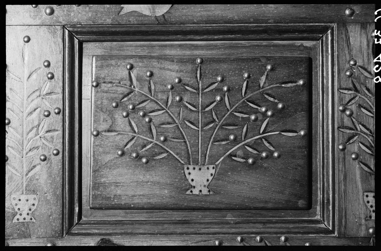 Alain Guey photographie Coffre du Morbihan décoré de clous de cuivre (détail) Ile-de-France, France 1966/9/1 Ph.1966.37.428 Photo