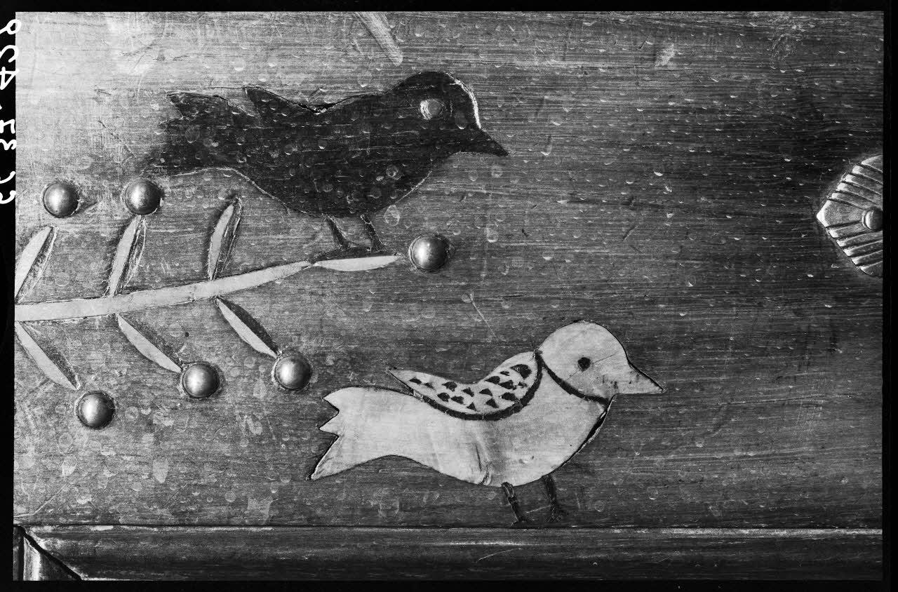 Alain Guey photographie Coffre du Morbihan décoré de clous de cuivre (détail du motif d'oiseau) Ile-de-France, France 1966/9/1 Ph.1966.37.429 Photo
