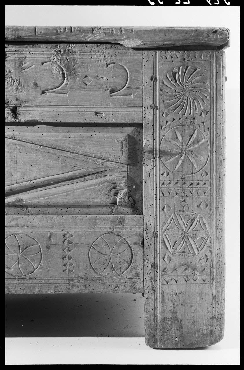 Alain Guey photographie Coffre provenant du Queyras (détail) Ile-de-France, France 1966/9/1 Ph.1966.37.436 Photo