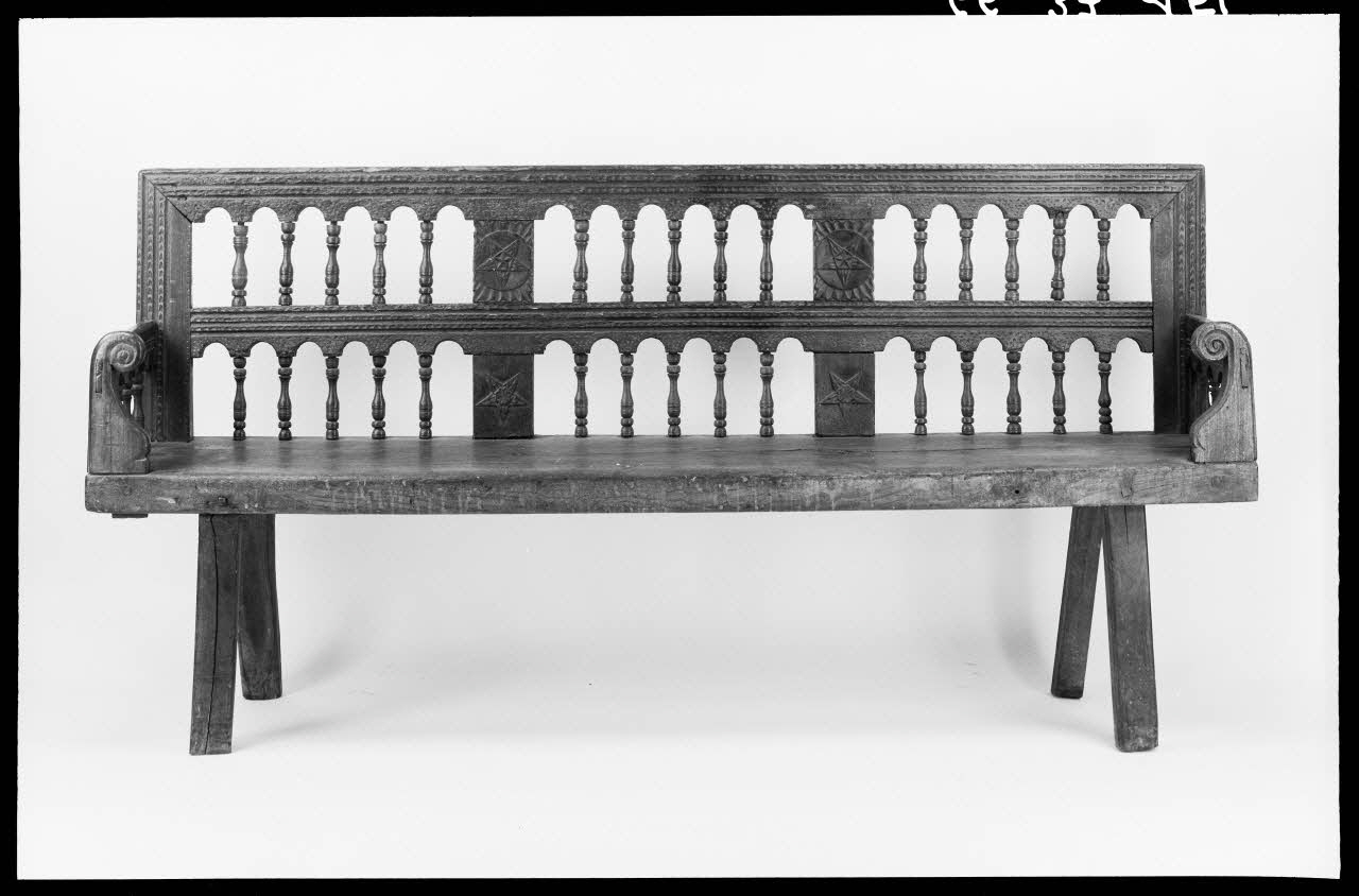 Alain Guey photographie Banc à dossier en barreaux de bois tourné provenant de Haute-Bretagne. Daté de 1820 Ile-de-France, France 1966/9/1 Ph.1966.37.450 Photo