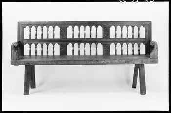 Alain Guey photographie Banc à dossier en barreaux de bois tourné provenant de Haute-Bretagne. Daté de 1820 Ile-de-France, France 1966/9/1 Ph.1966.37.450 Photo