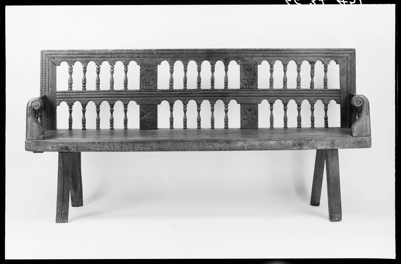 Alain Guey photographie Banc à dossier en barreaux de bois tourné provenant de Haute-Bretagne. Daté de 1820 Ile-de-France, France 1966/9/1 Ph.1966.37.451 Photo
