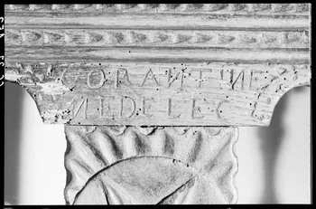 Alain Guey photographie Banc à dossier en barreaux de bois tourné provenant de Haute-Bretagne. Daté de 1820 (détail) Ile-de-France, France 1966/9/1 Ph.1966.37.452 Photo
