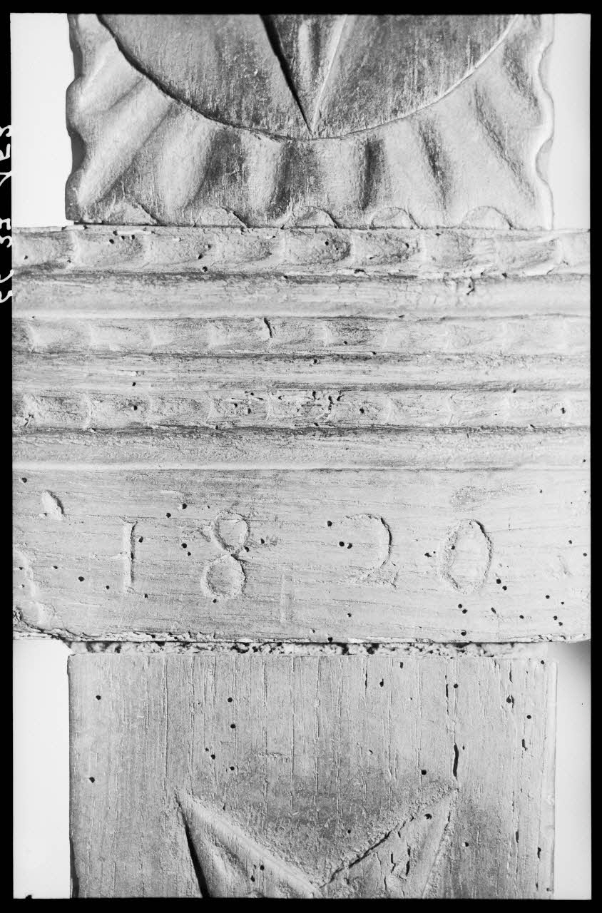 Alain Guey photographie Banc à dossier en barreaux de bois tourné provenant de Haute-Bretagne. Daté de 1820 (détail) Ile-de-France, France 1966/9/1 Ph.1966.37.453 Photo