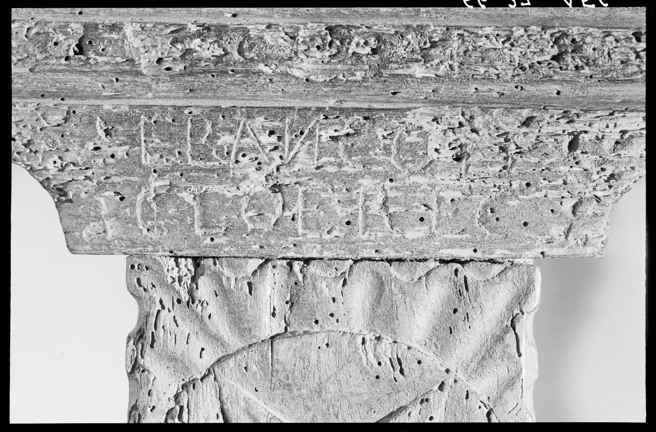 Alain Guey photographie Banc à dossier en barreaux de bois tourné provenant de Haute-Bretagne. Daté de 1820 (détail) Ile-de-France, France 1966/9/1 Ph.1966.37.456 Photo