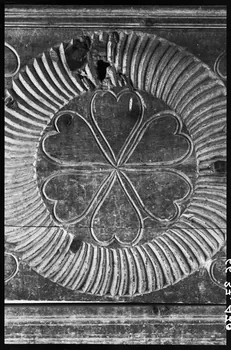 Alain Guey photographie Coffre à motif cordiforme provenant du Gers. Détail central de la façade Ile-de-France, France 1966/9/1 Ph.1966.37.470 Photo