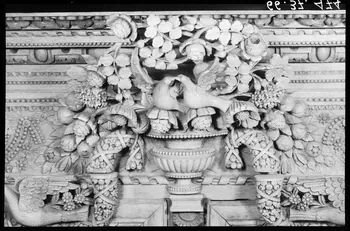 Alain Guey photographie Partie haute d'une armoire provenant de la campagne aux alentours de Caen. Datée vers 1800 Ile-de-France, France 1966/9/1 Ph.1966.37.474 Photo