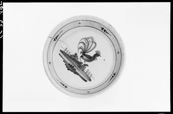Alain Guey photographie Assiette à décor de coq Ile-de-France, France 1966/9/1 Ph.1966.37.485 Photo