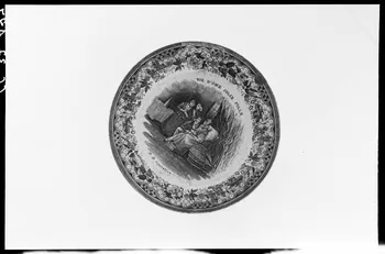 Alain Guey photographie "La vie d'une jolie fille". Assiette Ile-de-France, France 1966/9/1 Ph.1966.37.487 Photo