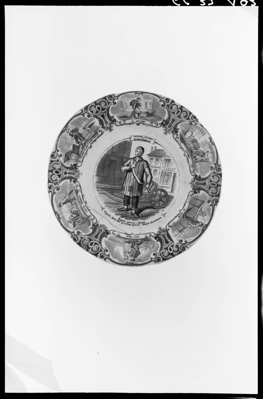 Alain Guey photographie "Chansons lilloises de Desrousseaux". Assiette Ile-de-France, France 1966/9/1 Ph.1966.37.493 Photo