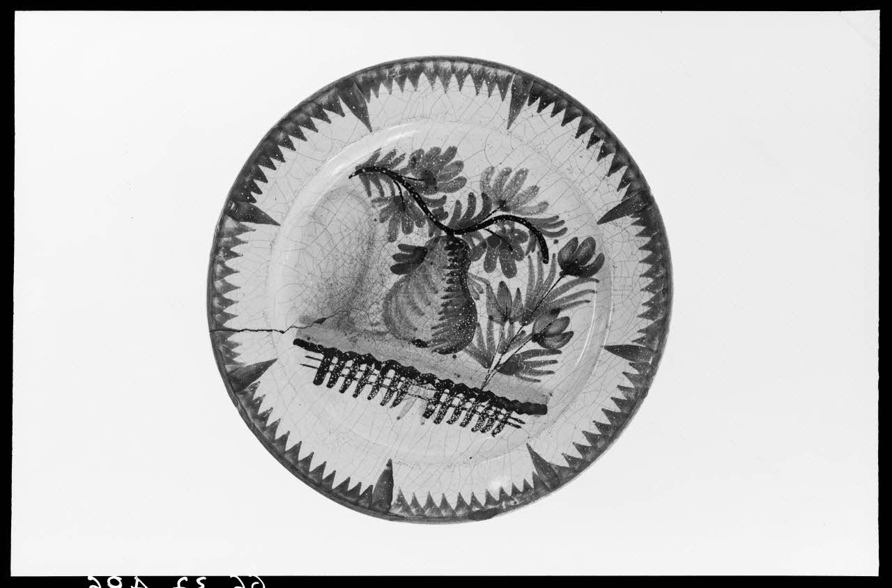 Alain Guey photographie Assiette décorée d'une poire Ile-de-France, France 1966/9/1 Ph.1966.37.496 Photo