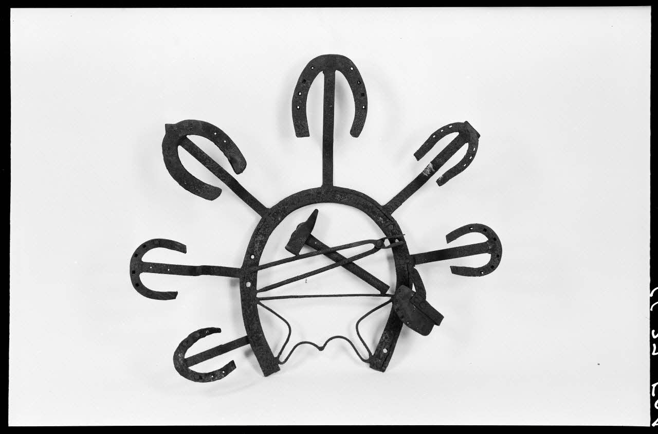 Alain Guey photographie Enseigne de maréchal-ferrant Ile-de-France, France 1966/9/1 Ph.1966.37.504 Photo