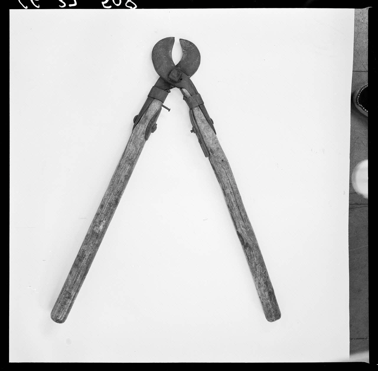 Alain Guey photographie Grand sécateur. Outil pour ébrancher les haies Ile-de-France, France 1966/9/1 Ph.1966.37.508 Photo