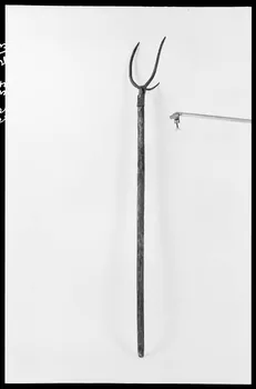 Alain Guey photographie Fourche en fer à deux dents avec ergot Ile-de-France, France 1966/9/1 Ph.1966.37.513 Photo